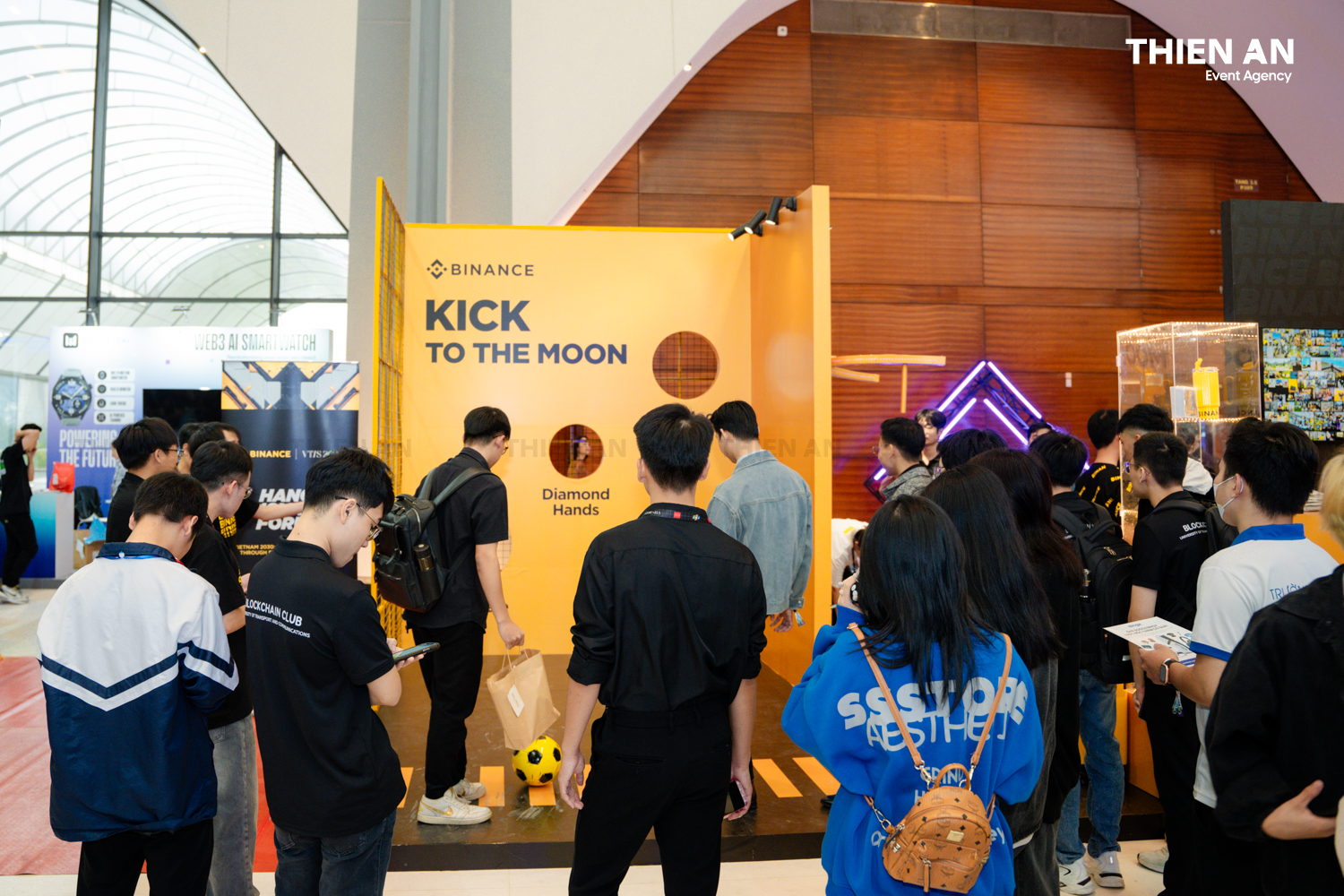 Booth Binance at VTIS 2024