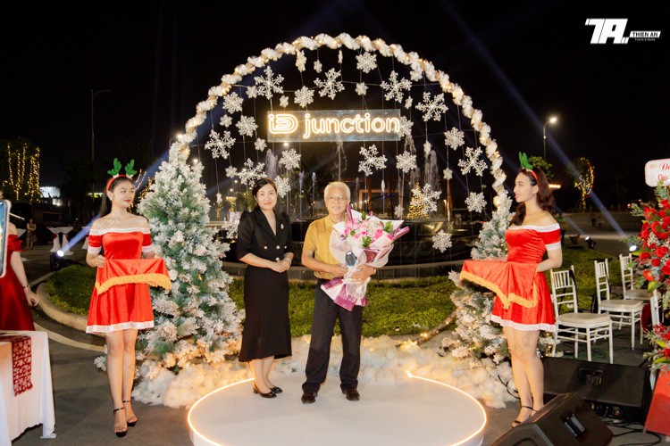 iDJunction - Giáng Sinh An Lành Ngập Tràn Yêu Thương